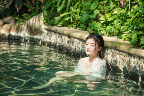 武汉按摩店里的动听旋律，养生之余尽享歌声时光